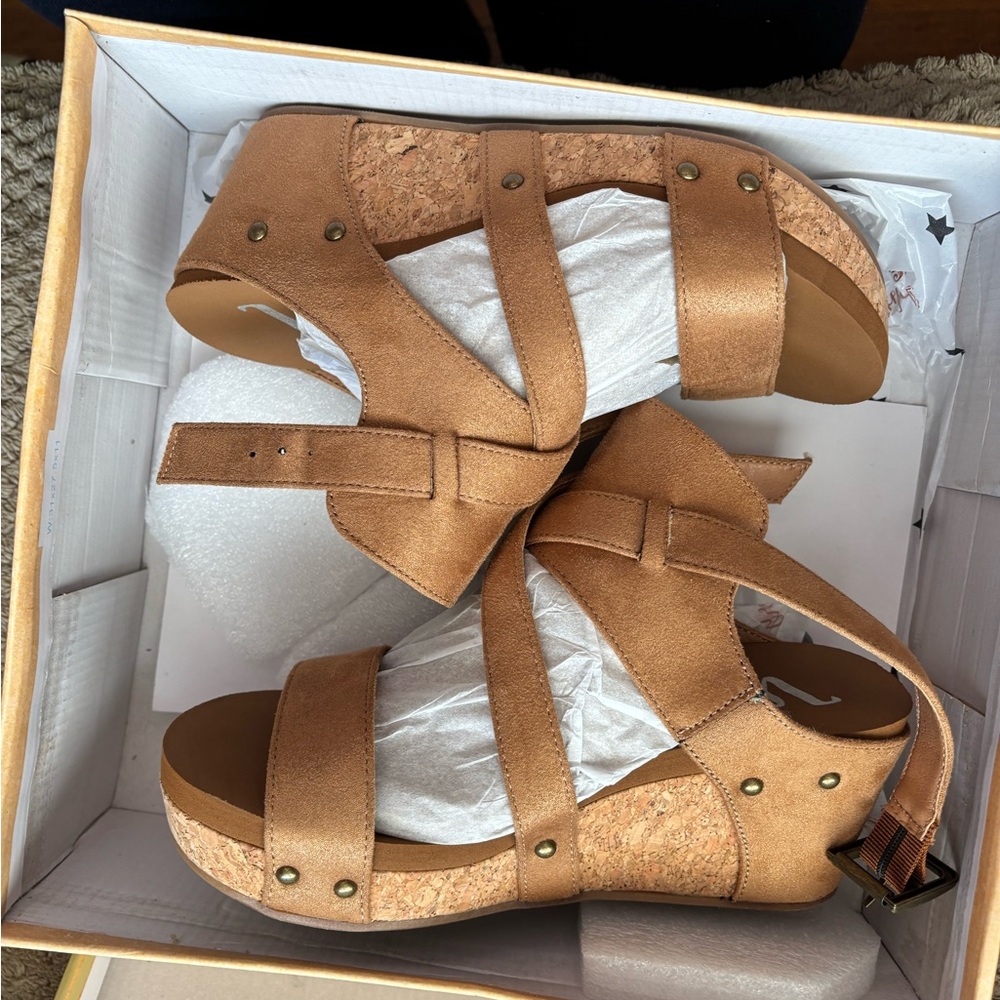 Vector Tan Wedge Sandals